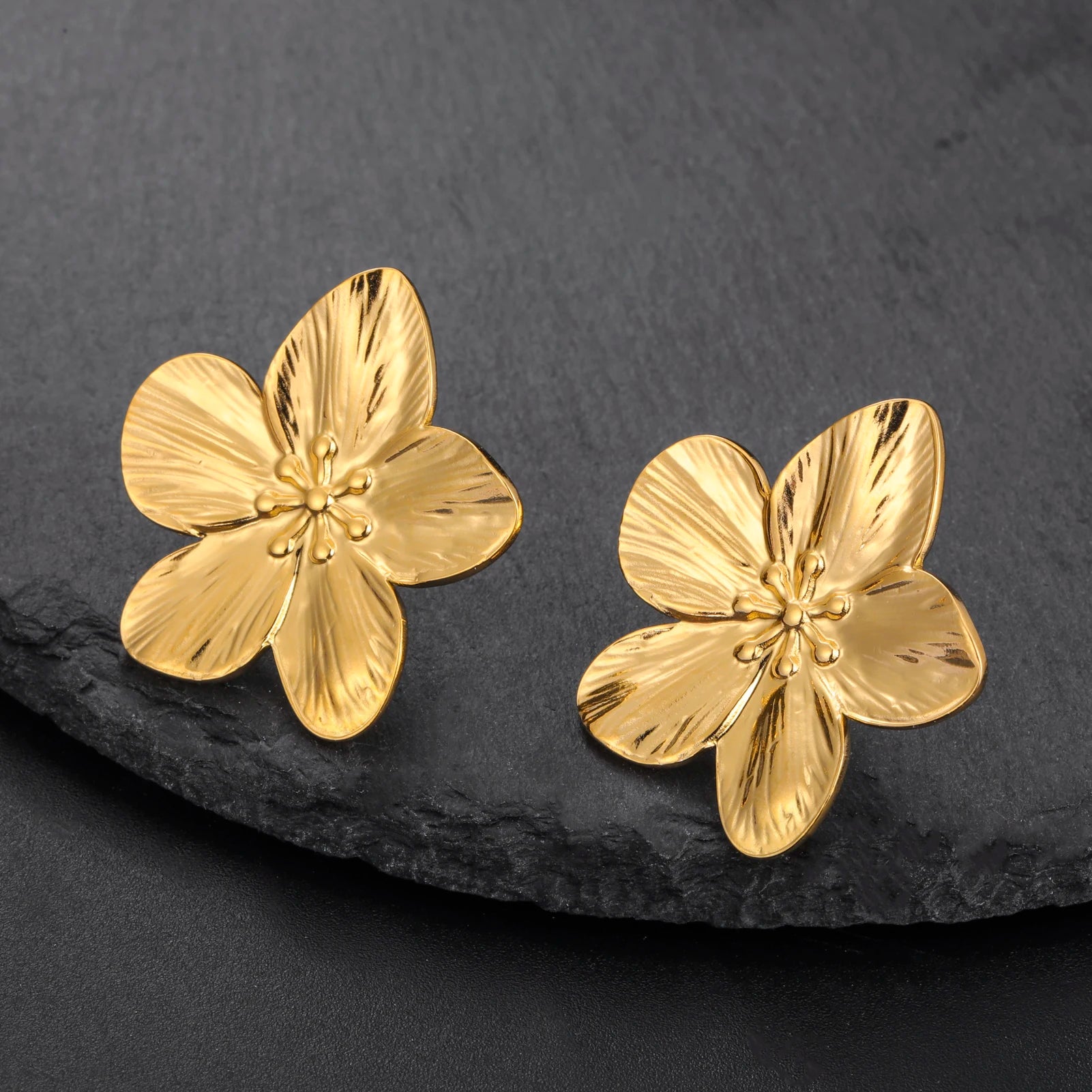 Boucles d'oreilles à tige Unift vintage en forme de fleur pour femme – Bijou bohème tendance en acier inoxydable plaqué or 14 carats
