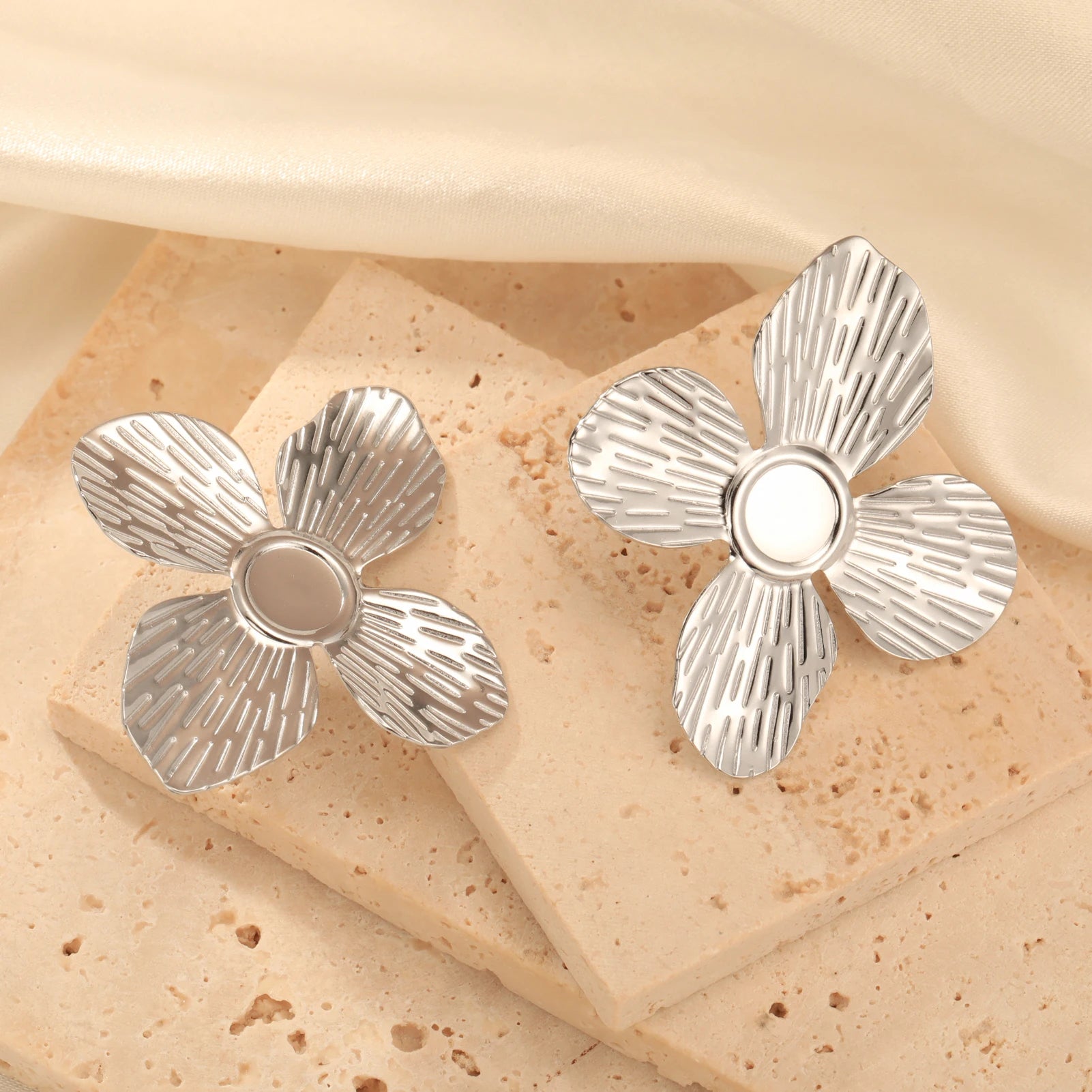 Boucles d'oreilles à tige Unift vintage en forme de fleur pour femme – Bijou bohème tendance en acier inoxydable plaqué or 14 carats