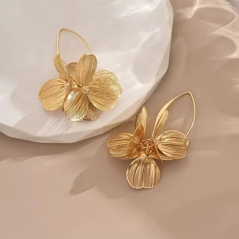 Boucles d'oreilles créoles dorées à double couche et fleurs creuses – Design ethnique vintage pour femme