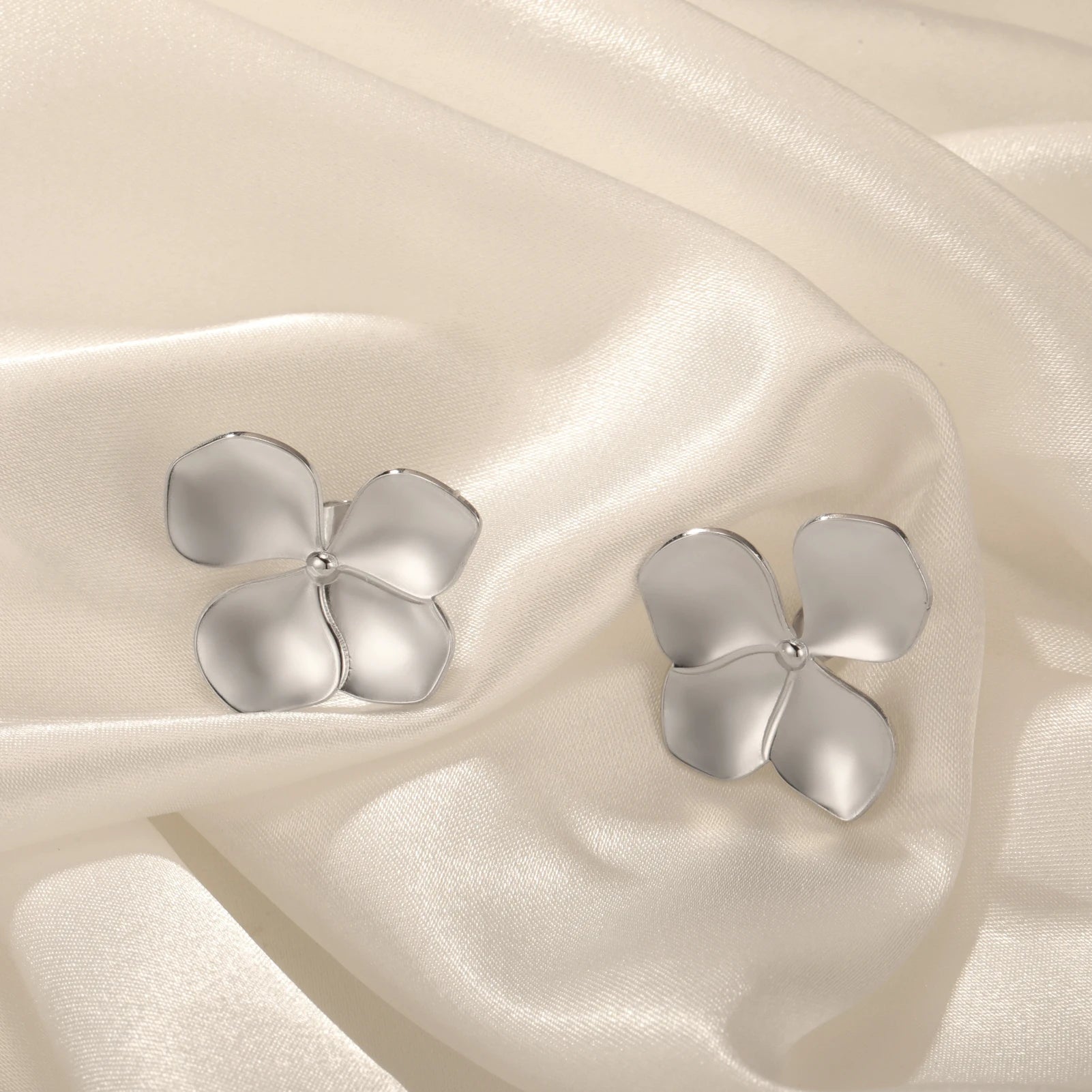 Boucles d'oreilles à tige Unift vintage en forme de fleur pour femme – Bijou bohème tendance en acier inoxydable plaqué or 14 carats