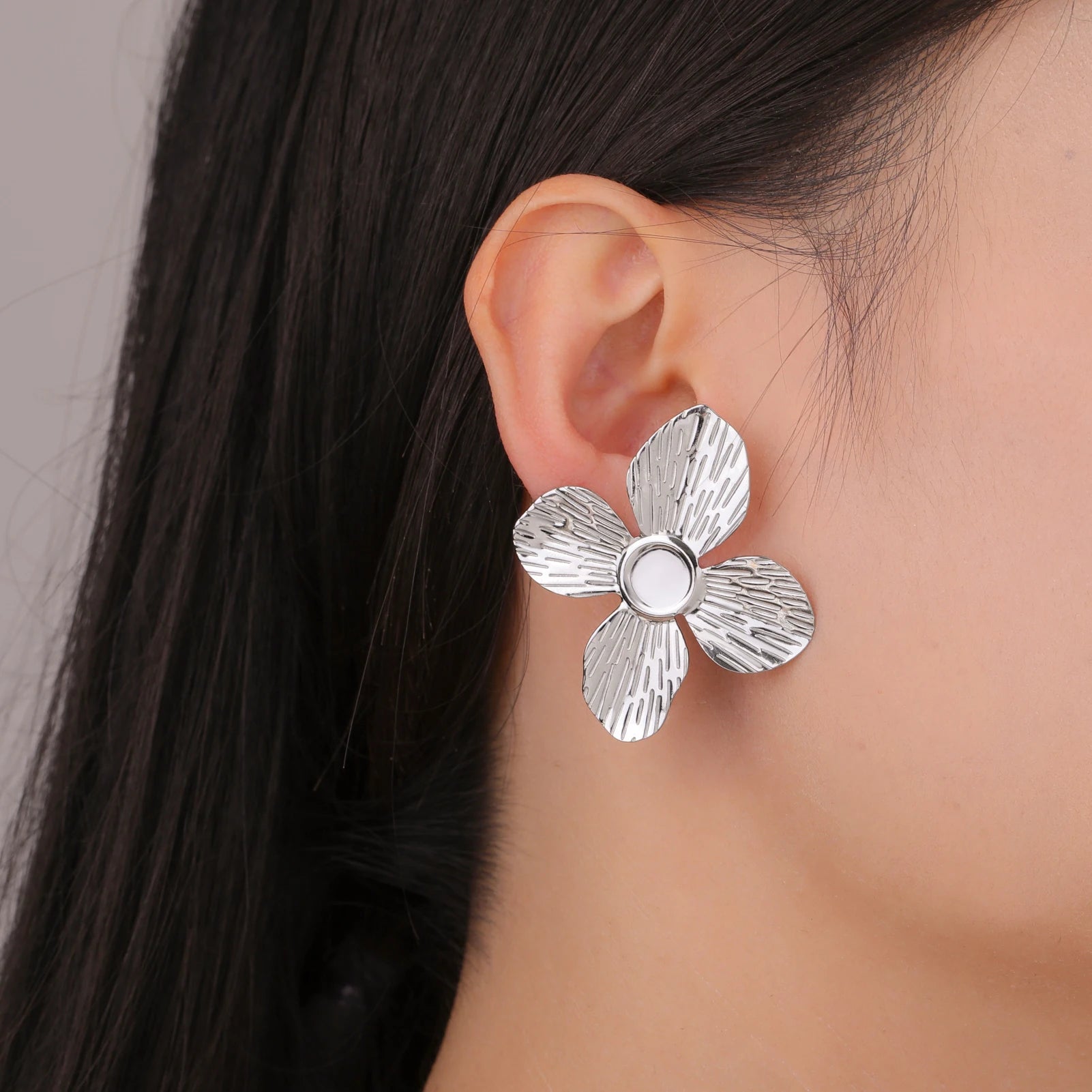 Boucles d'oreilles à tige Unift vintage en forme de fleur pour femme – Bijou bohème tendance en acier inoxydable plaqué or 14 carats