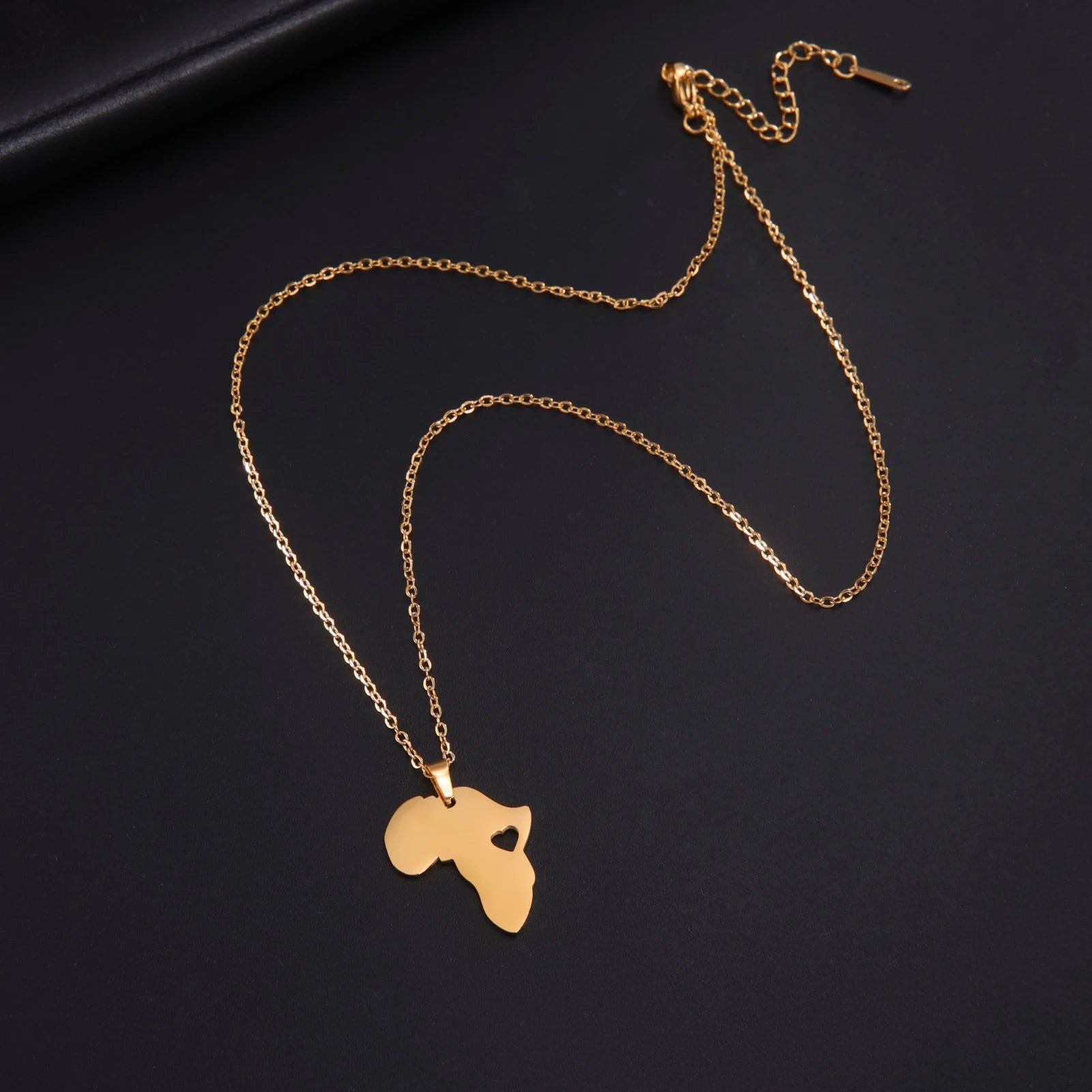 Collier pendentif tendance carte d'Afrique pour femme – Collier géométrique en acier inoxydable, coloris or, or rose ou acier.