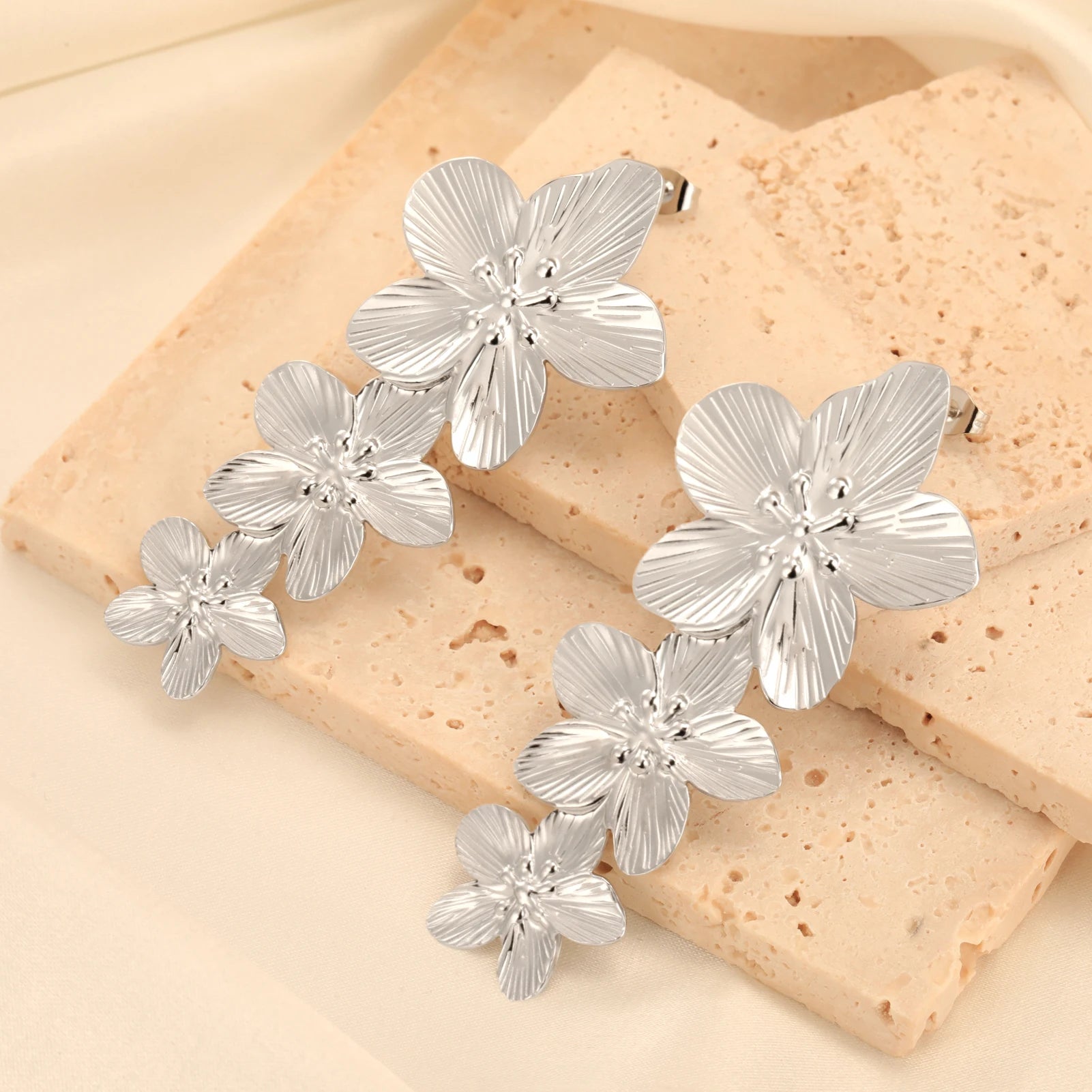 Boucles d'oreilles à tige Unift vintage en forme de fleur pour femme – Bijou bohème tendance en acier inoxydable plaqué or 14 carats