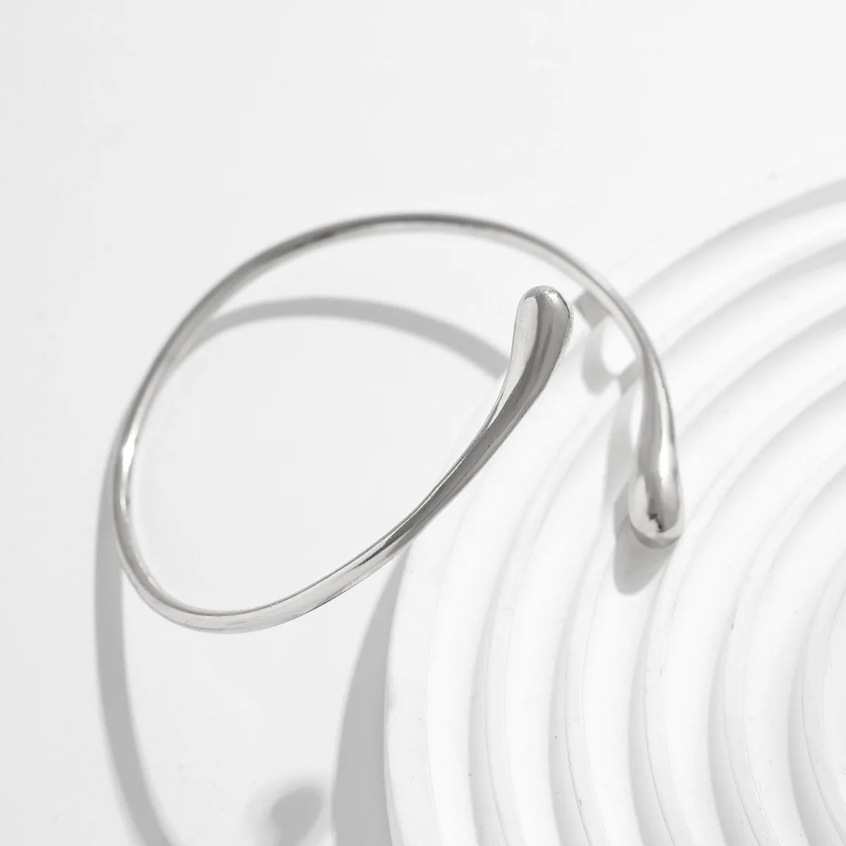 Bracelet de bras vintage géométrique en forme de goutte d'eau – Bracelet manchette ajustable pour femme