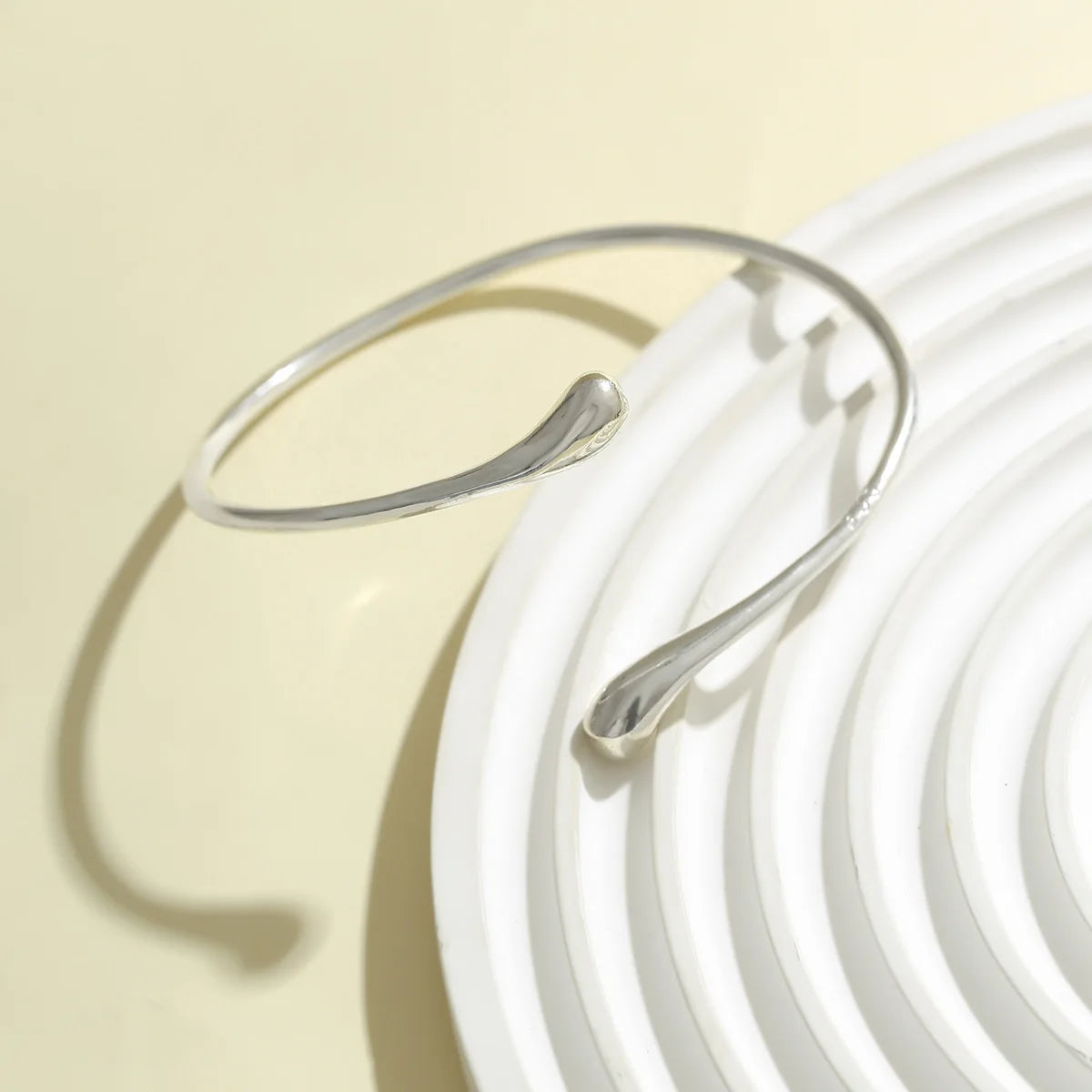 Bracelet de bras vintage géométrique en forme de goutte d'eau – Bracelet manchette ajustable pour femme